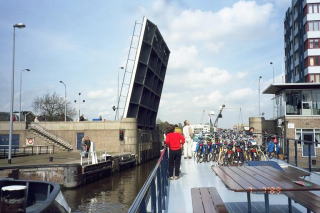 跳ね橋の下を通る船