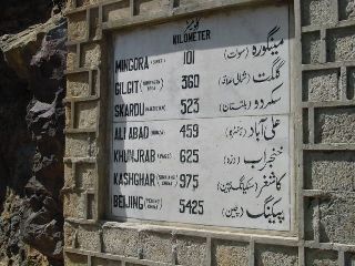 �n���͍L���A�Ǝ��������铹�H�W��