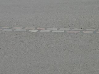 �H��Ɏc������݂̕ǂ̐�