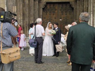 �ݻ�Ă̑O�ɂ͋���Ō�����