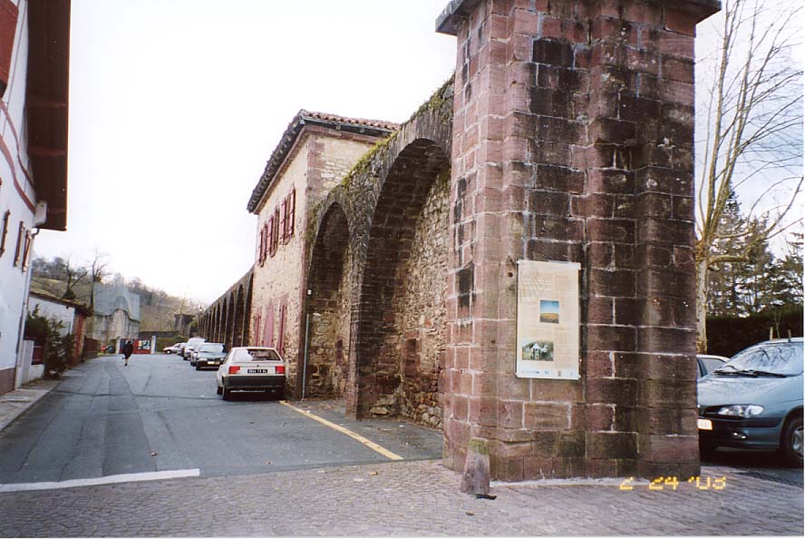 �X�y�C����A�ʐ^�̉E�����֐i��