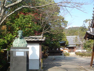 ���̖�O�ɂ͐�M�̋���